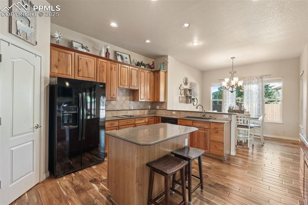 Image 18 of 50: Kitchen