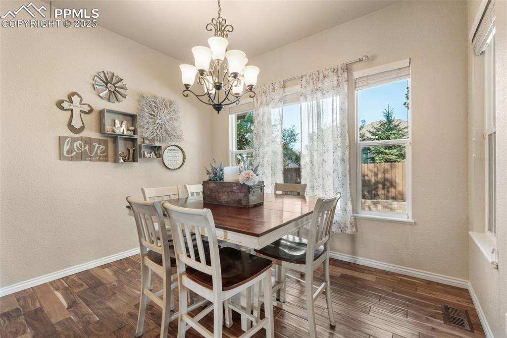 Image 19 of 50: Dining Area