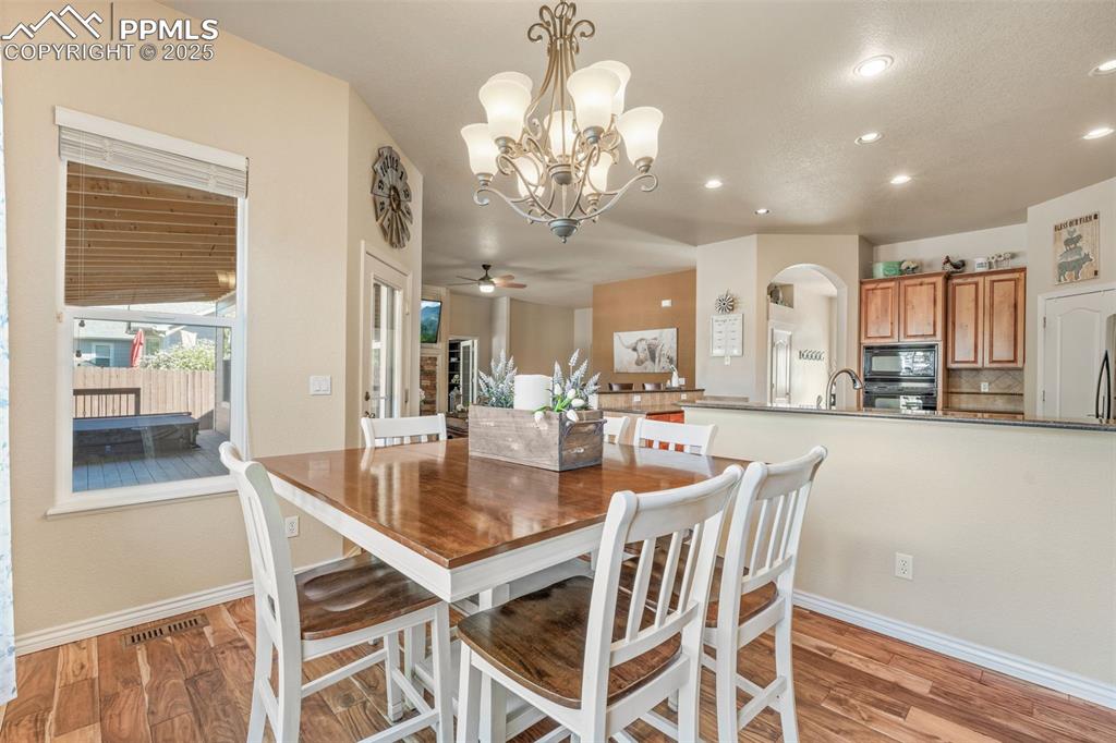 Image 20 of 50: Dining Area