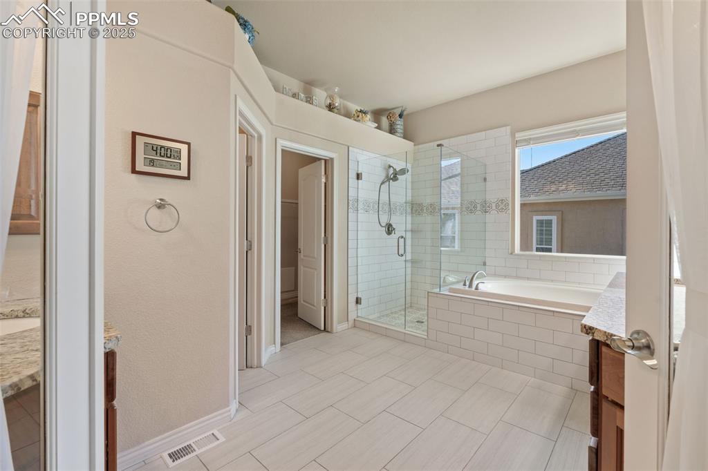 Image 24 of 50: Bathroom