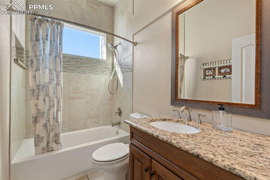 Image 29 of 50: Bathroom