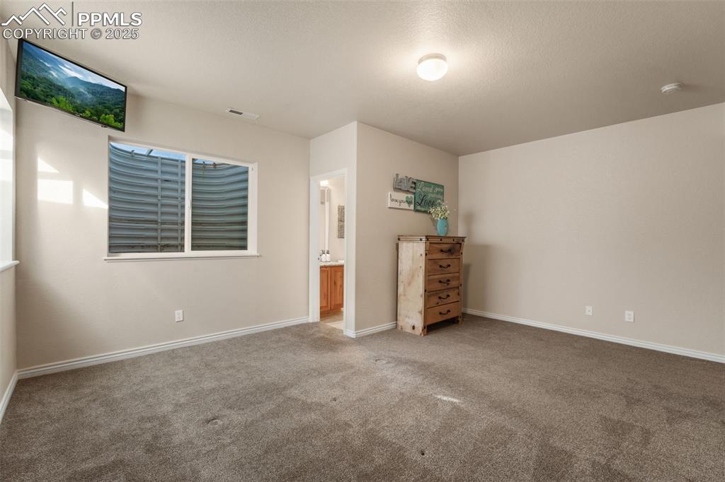 Image 39 of 50: Bedroom