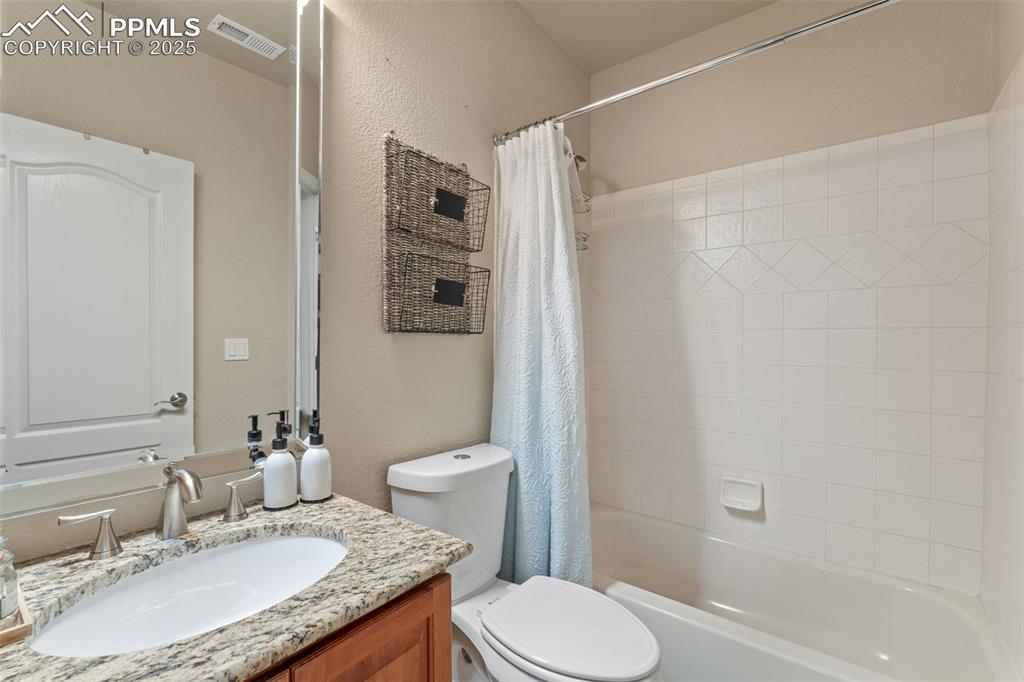 Image 40 of 50: Bathroom