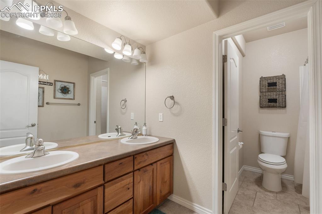 Image 43 of 50: Bathroom