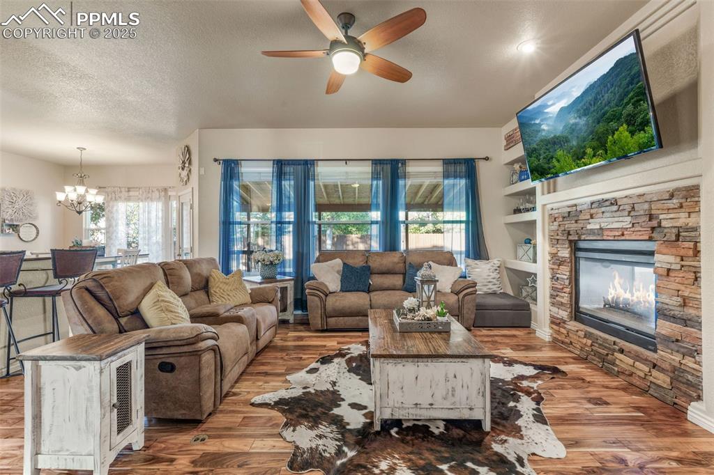 Image 9 of 50: Living Room