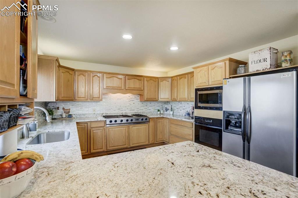 Image 13 of 49: Kitchen