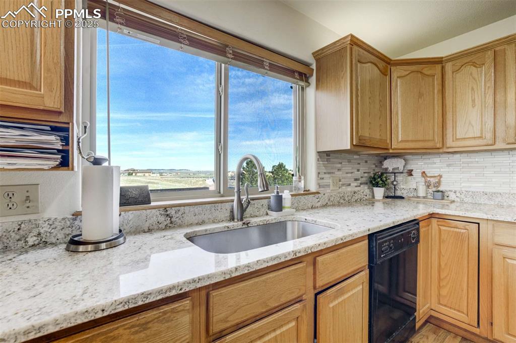 Image 14 of 49: Kitchen