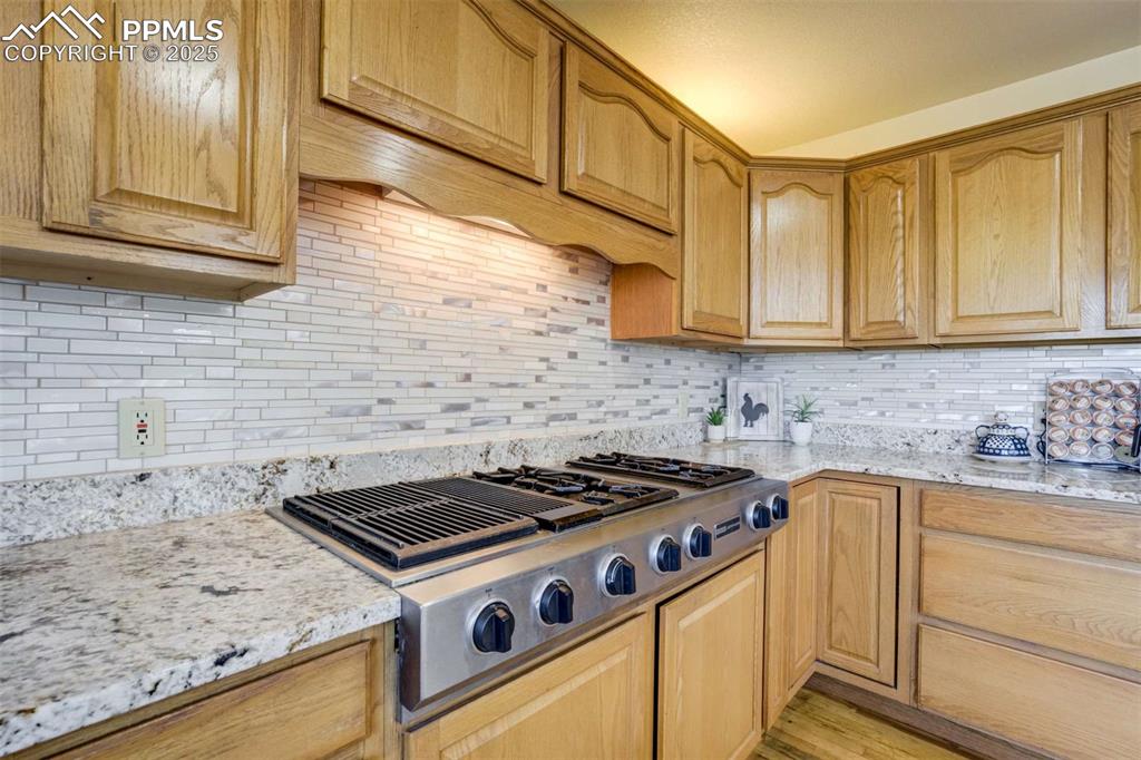 Image 15 of 49: Kitchen