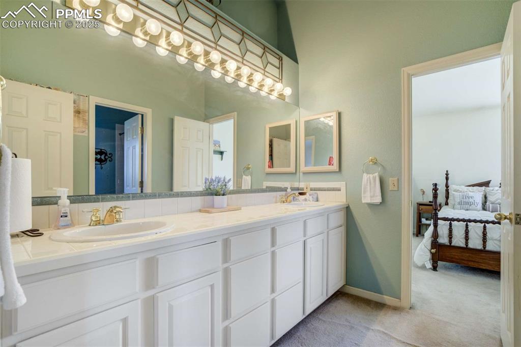 Image 22 of 49: Bathroom