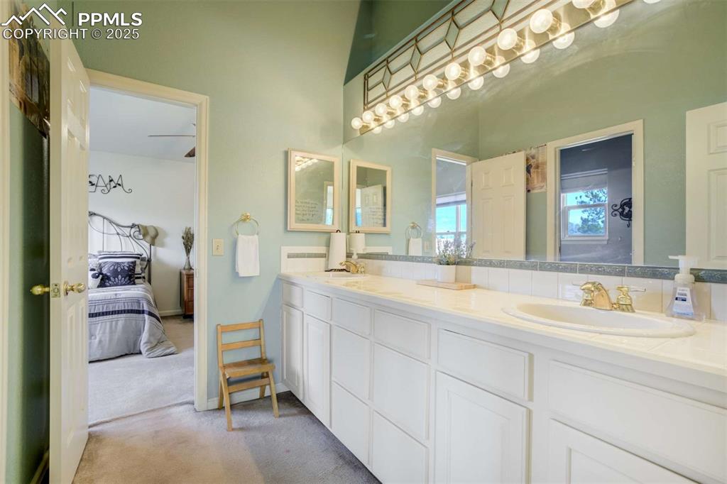 Image 23 of 49: Bathroom