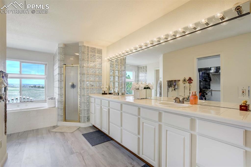 Image 28 of 49: Bathroom