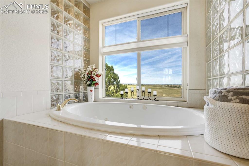 Image 29 of 49: Bathroom