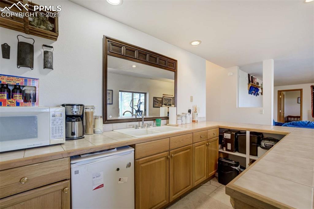 Image 36 of 49: Kitchen