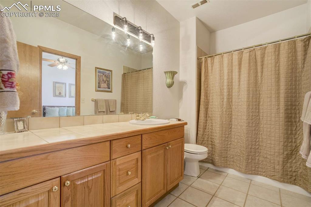 Image 40 of 49: Bathroom