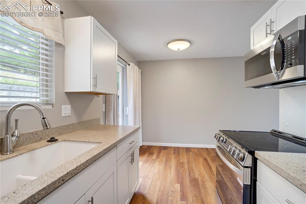 Image 10 of 47: Kitchen