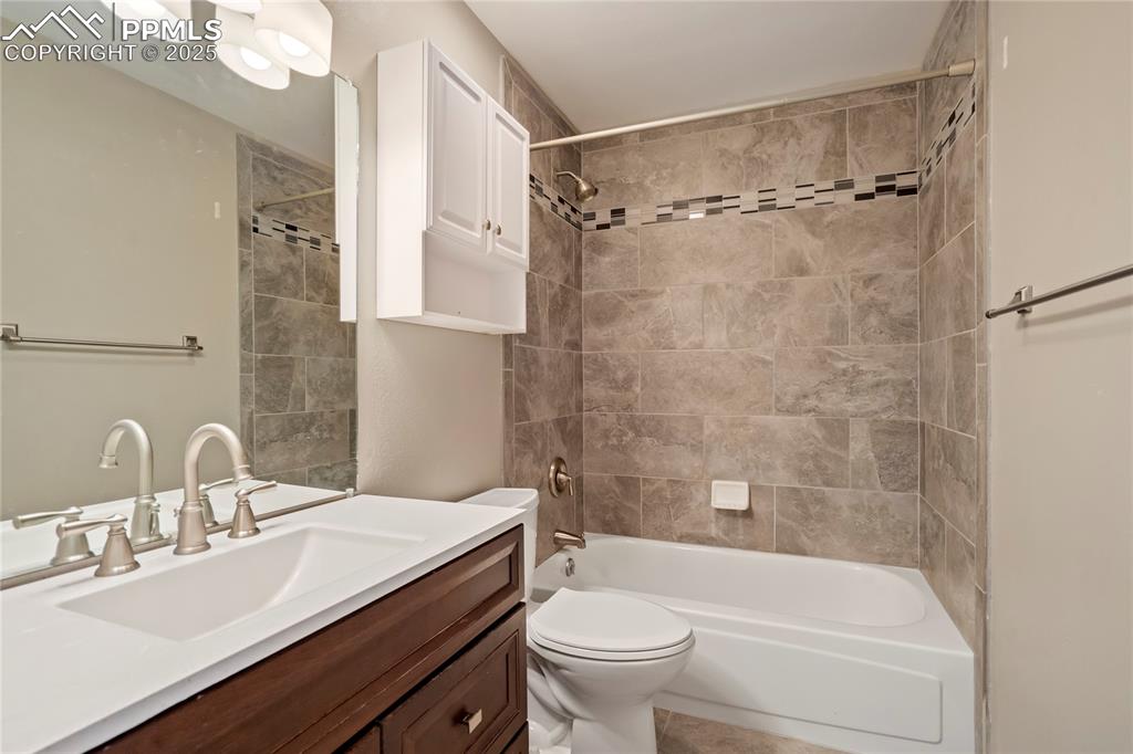 Image 16 of 47: Bathroom