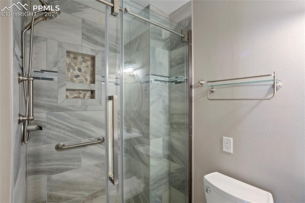 Image 21 of 47: Bathroom