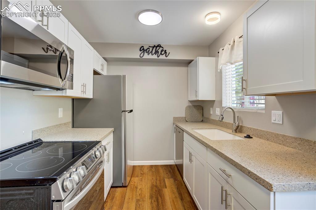 Image 9 of 47: Kitchen
