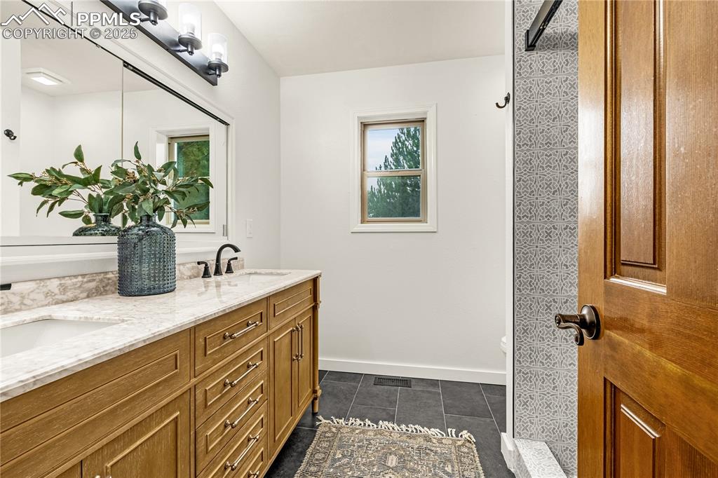 Image 15 of 42: Bathroom