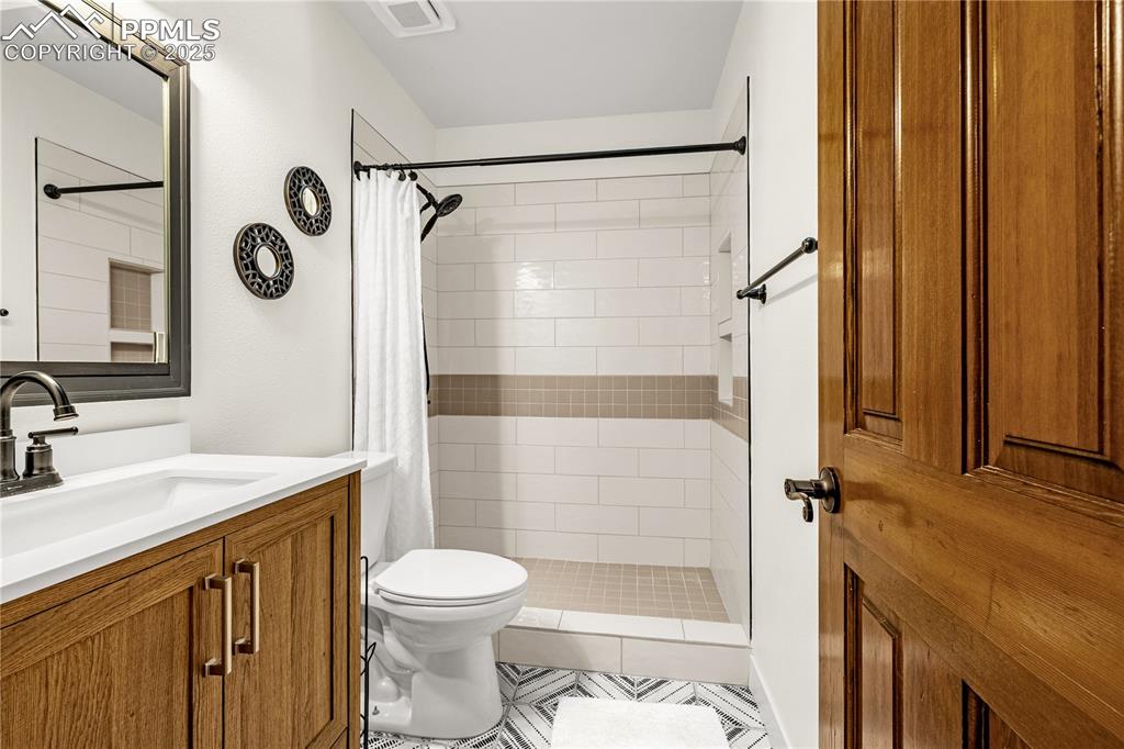 Image 19 of 42: Bathroom