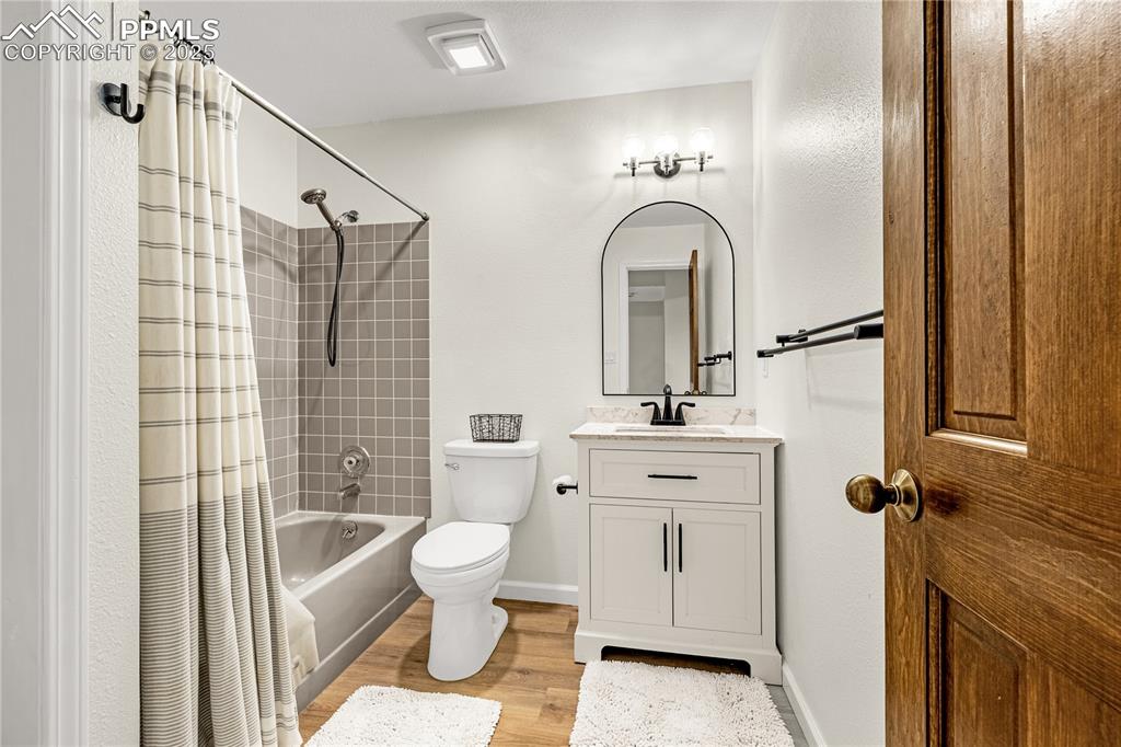 Image 21 of 42: Bathroom