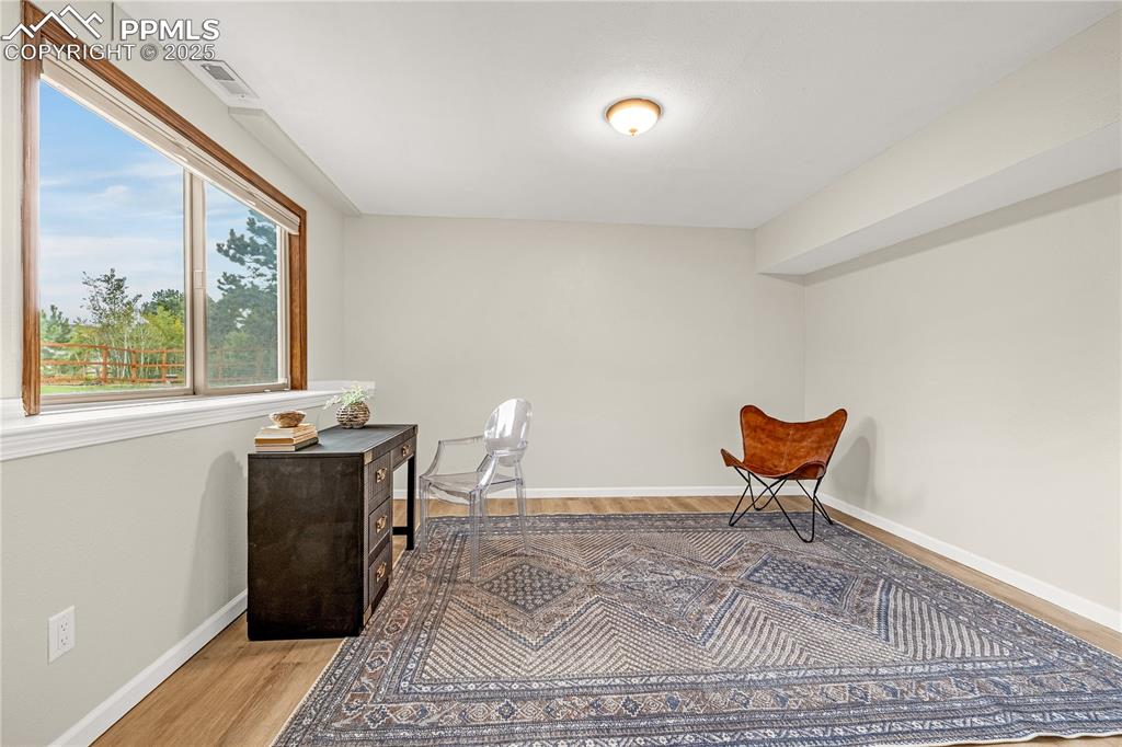 Image 27 of 42: Office