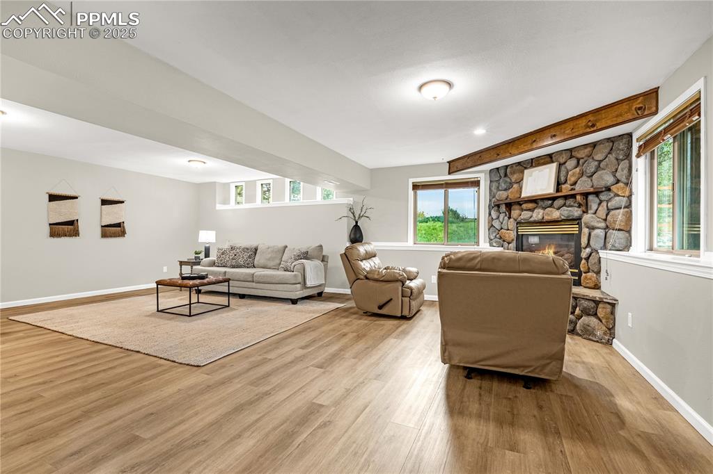 Image 28 of 42: Living Room