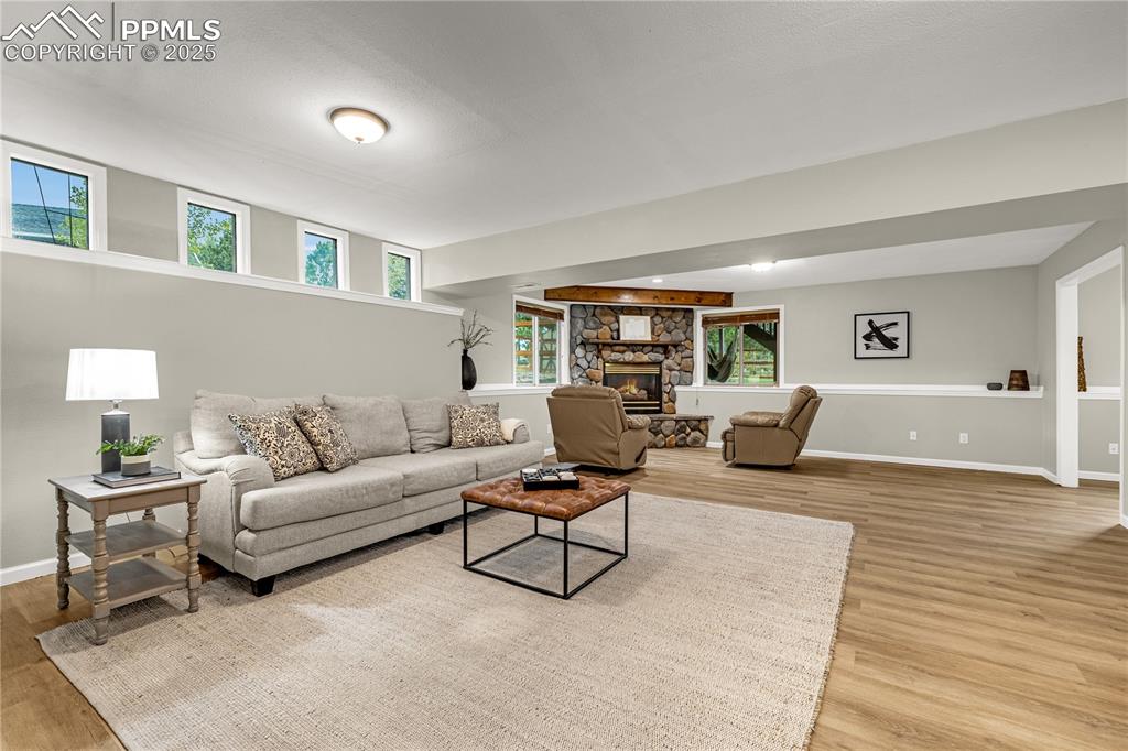 Image 31 of 42: Living Room