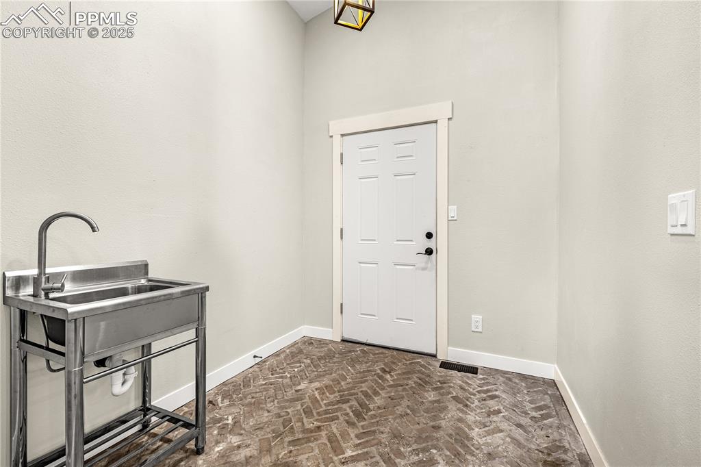 Image 32 of 42: Entry