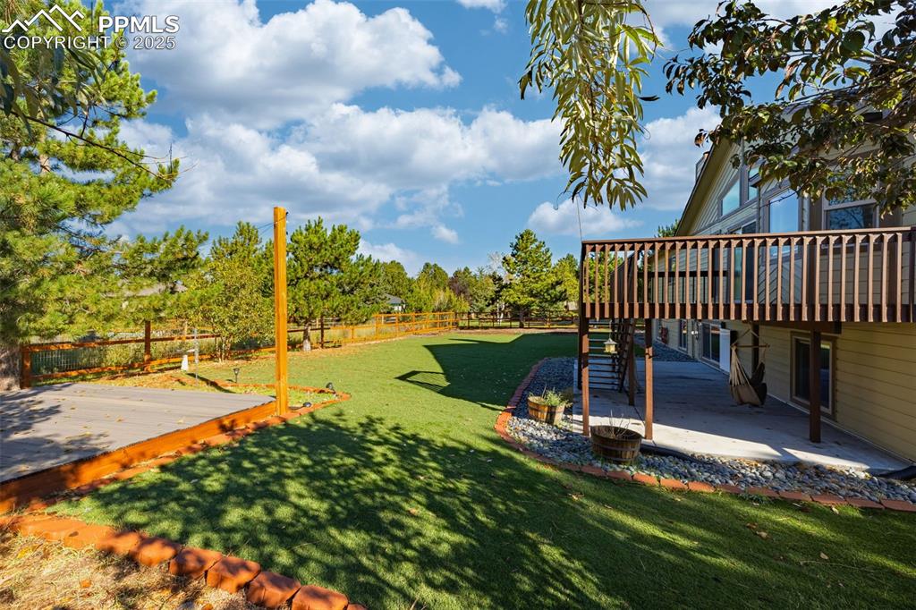 Image 40 of 42: Yard