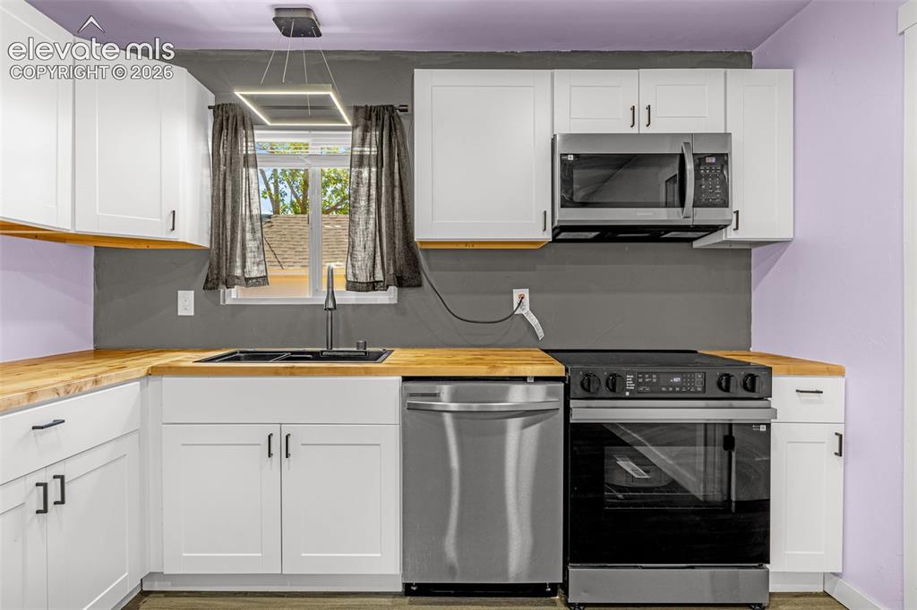 Image 10 of 39: Kitchen