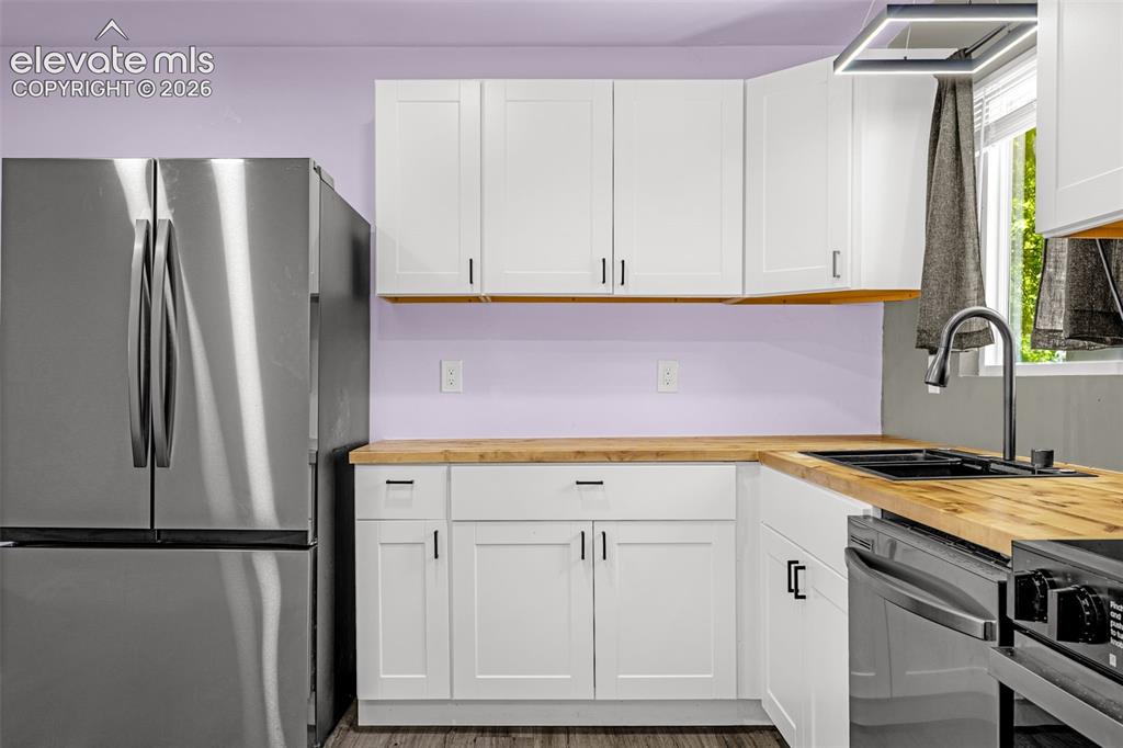 Image 11 of 39: Kitchen