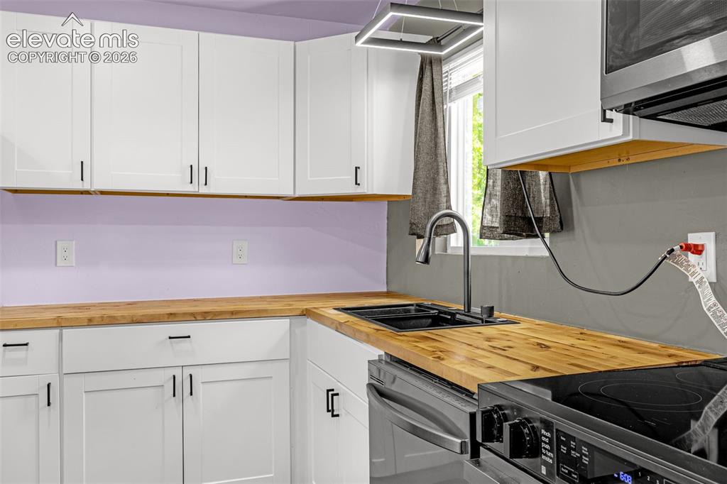 Image 12 of 39: Kitchen