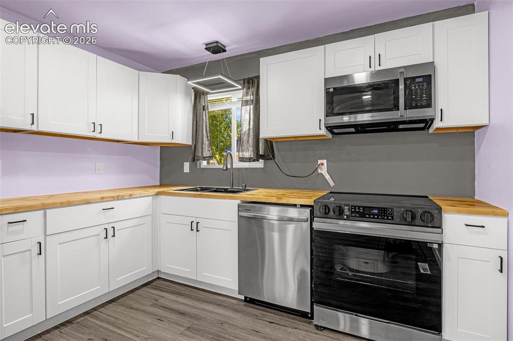 Image 14 of 39: Kitchen