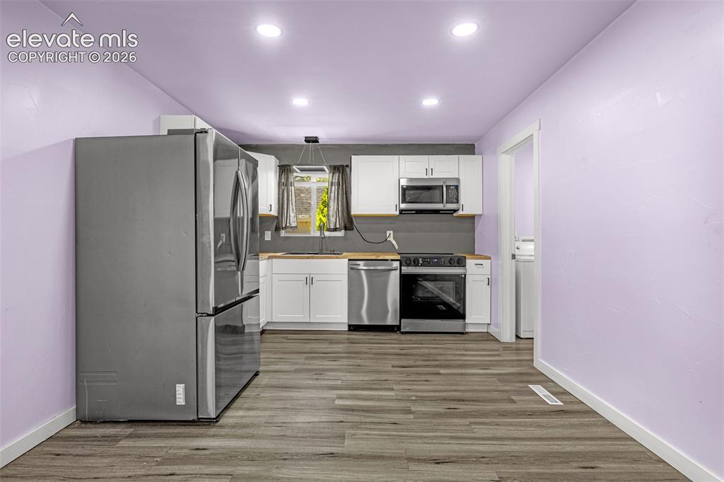 Image 9 of 39: Kitchen