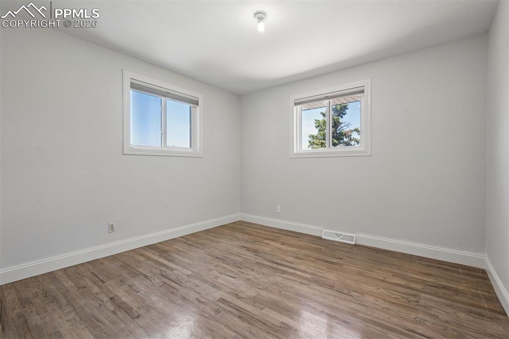 Image 11 of 20: Living Room