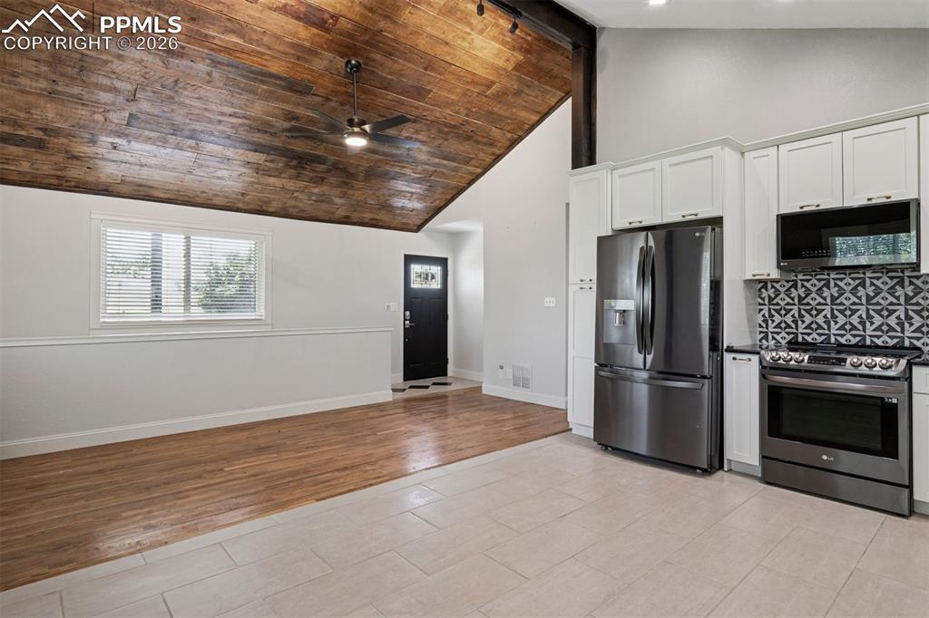 Image 3 of 20: Kitchen