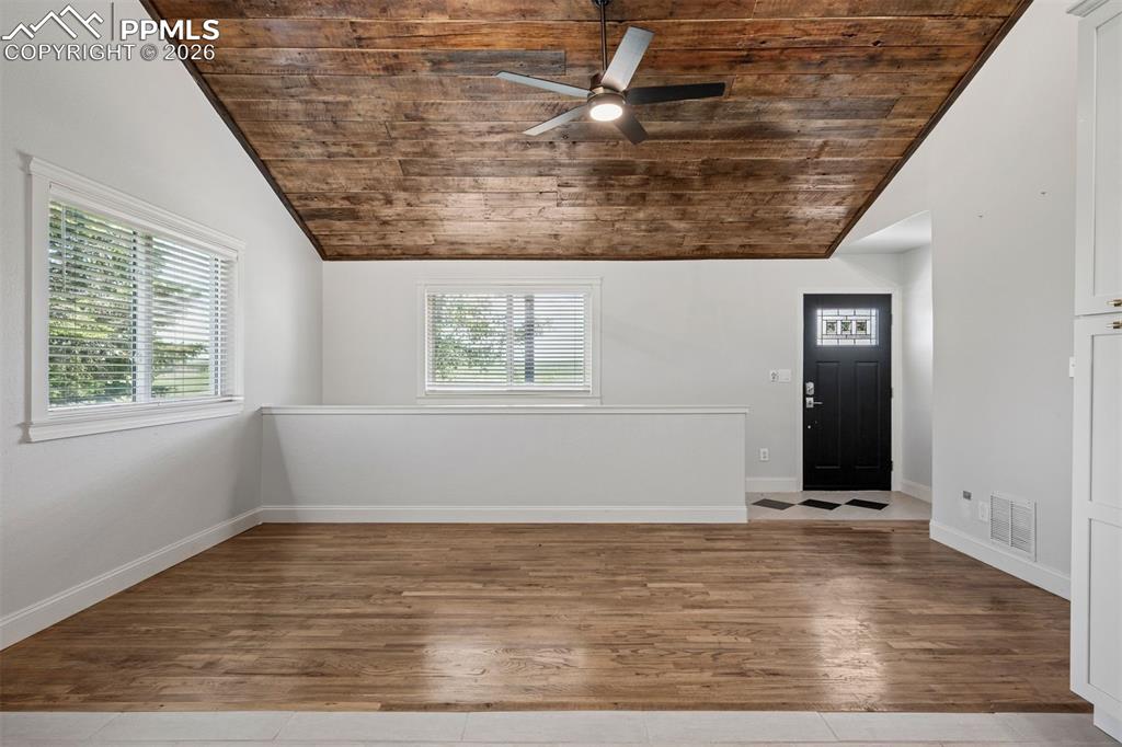 Image 9 of 20: Kitchen