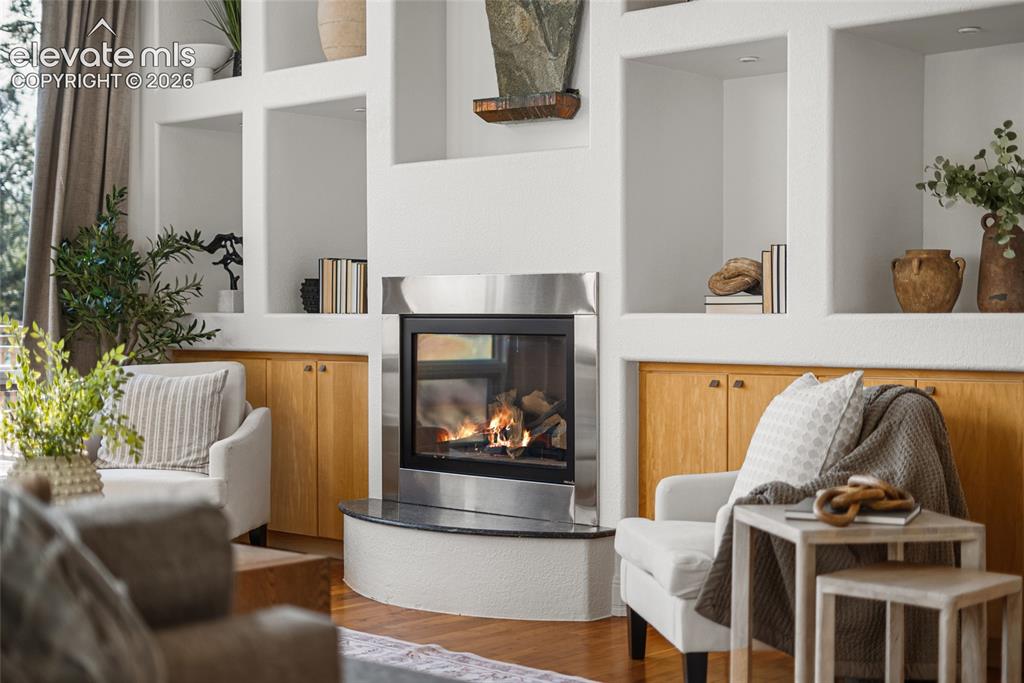 Image 18 of 33: Sitting Room