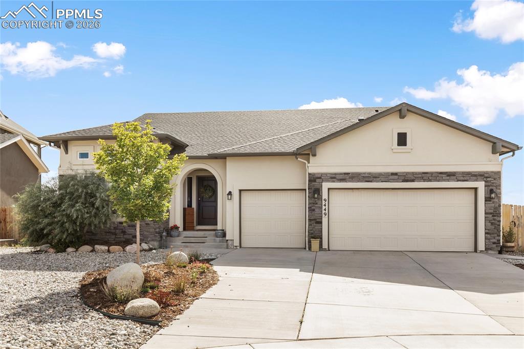 Image 3 of 47: 3 car garage! 