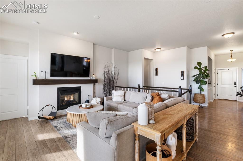 Image 5 of 47: Spacious living room