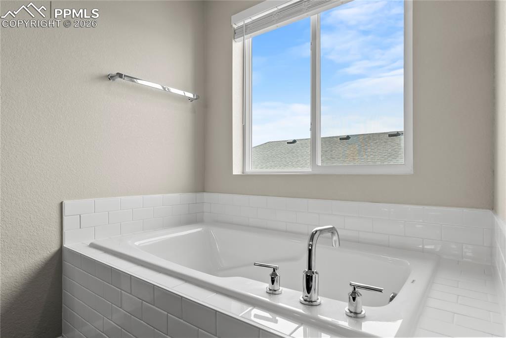 Image 17 of 43: Large Soaking Tub