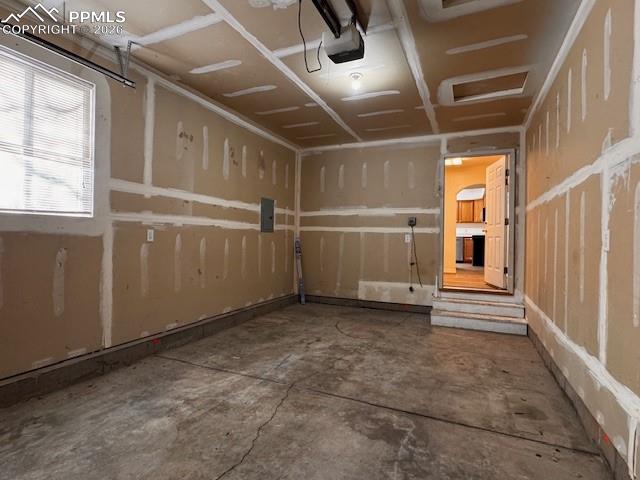 Image 12 of 13: Garage