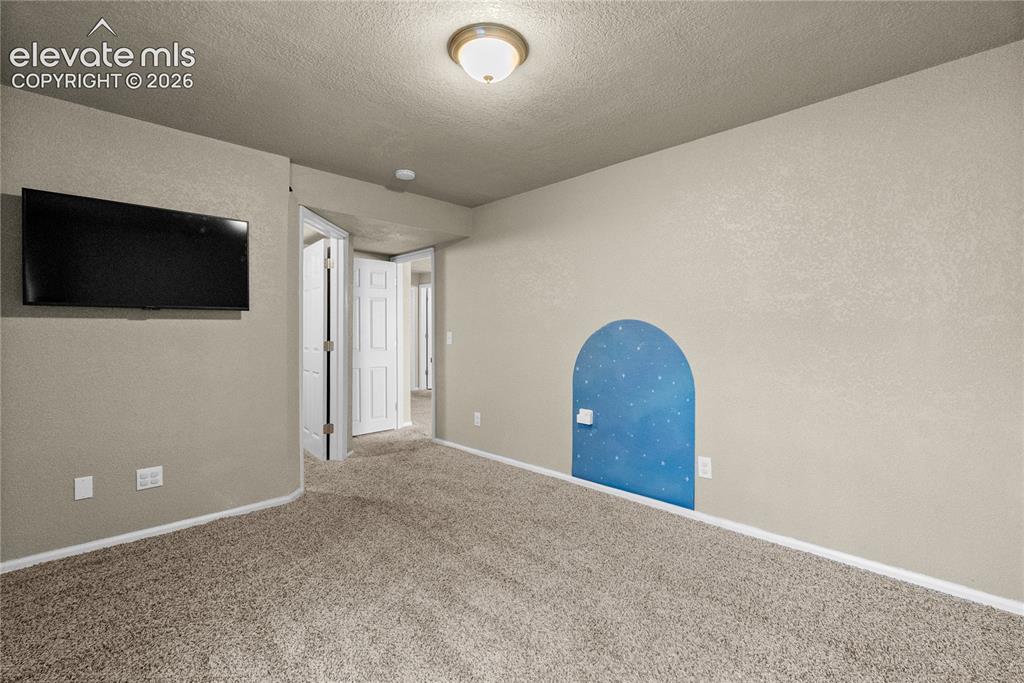 Image 21 of 42: Textured wall finishes with a decorative wall niche