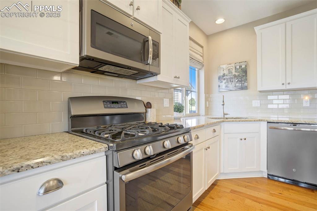 Image 13 of 48: Kitchen