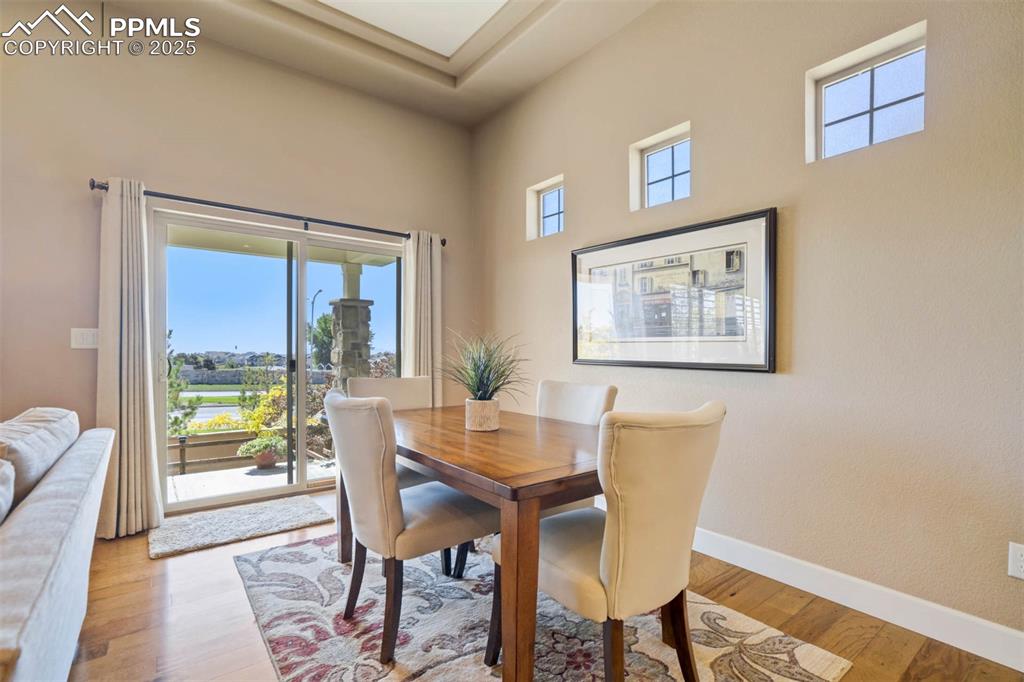 Image 19 of 48: Dining Area