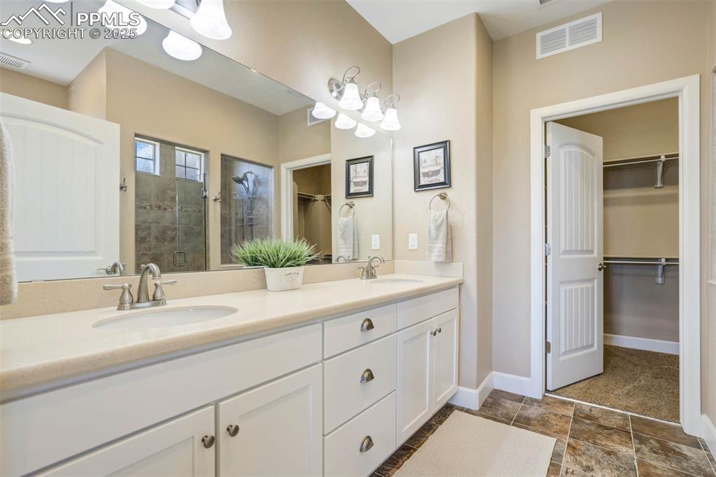 Image 27 of 48: Bathroom