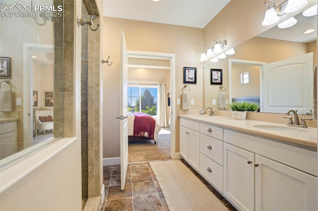 Image 29 of 48: Bathroom