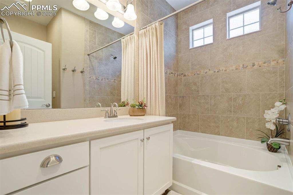 Image 34 of 48: Bathroom