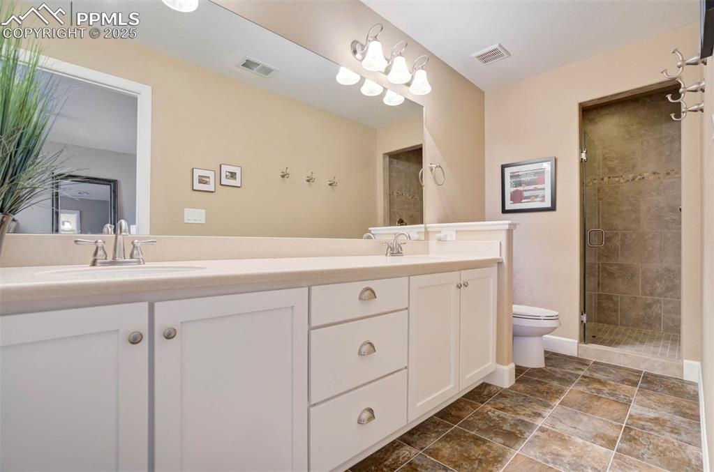 Image 45 of 48: Bathroom